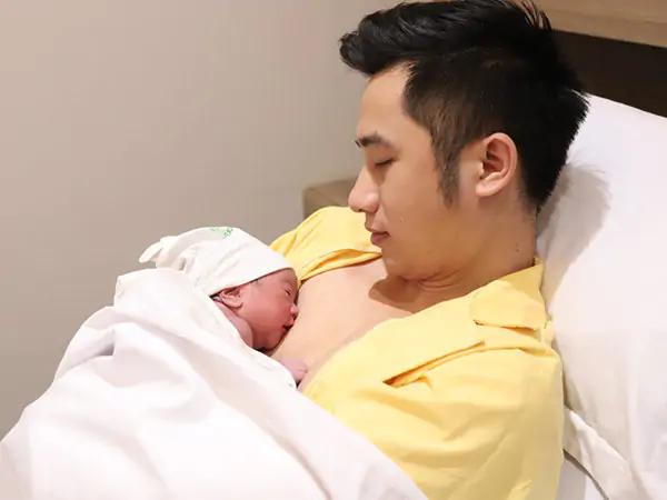 PHÉP MÀU KANGAROO: VÌ SAO MỘT CÁI ÔM CÓ THỂ CỨU SỐNG TRẺ SINH NON?