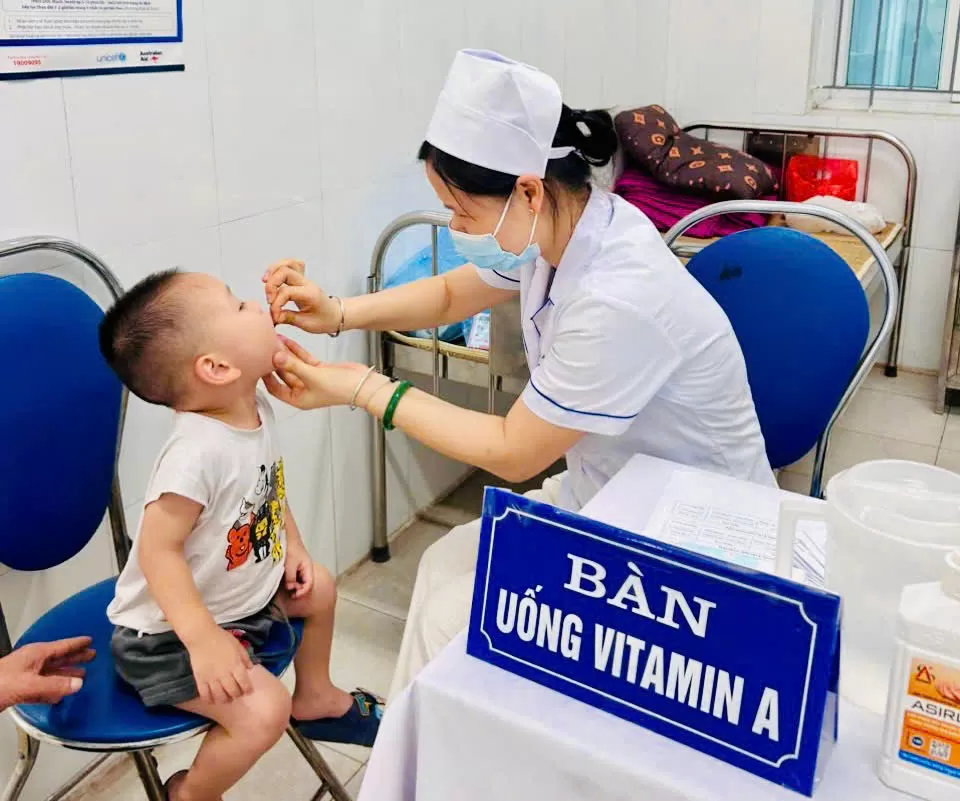 HƠN 2.000 TRẺ EM ĐƯỢC UỐNG VITAMIN A TRONG NGÀY ĐẦU CHIẾN DỊCH TẠI XÃ Ô DIÊN