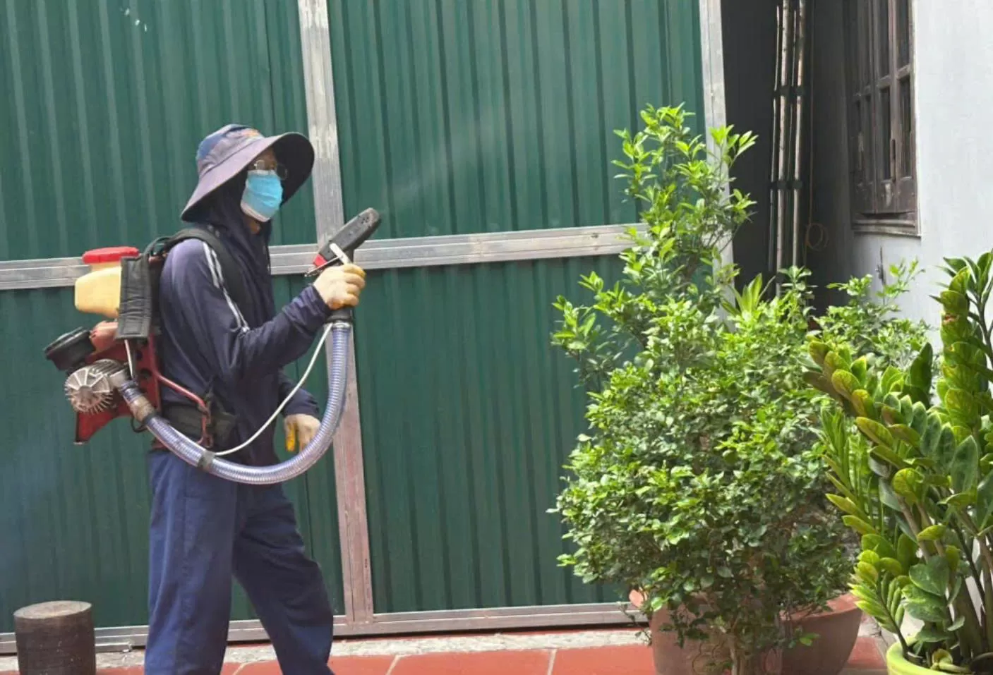 TRẠM Y TẾ XÃ Ô DIÊN TRIỂN KHAI PHUN HÓA CHẤT CHỦ ĐỘNG PHÒNG, CHỐNG SỐT XUẤT HUYẾT TẠI KHU VỰC Ổ DỊCH CŨ