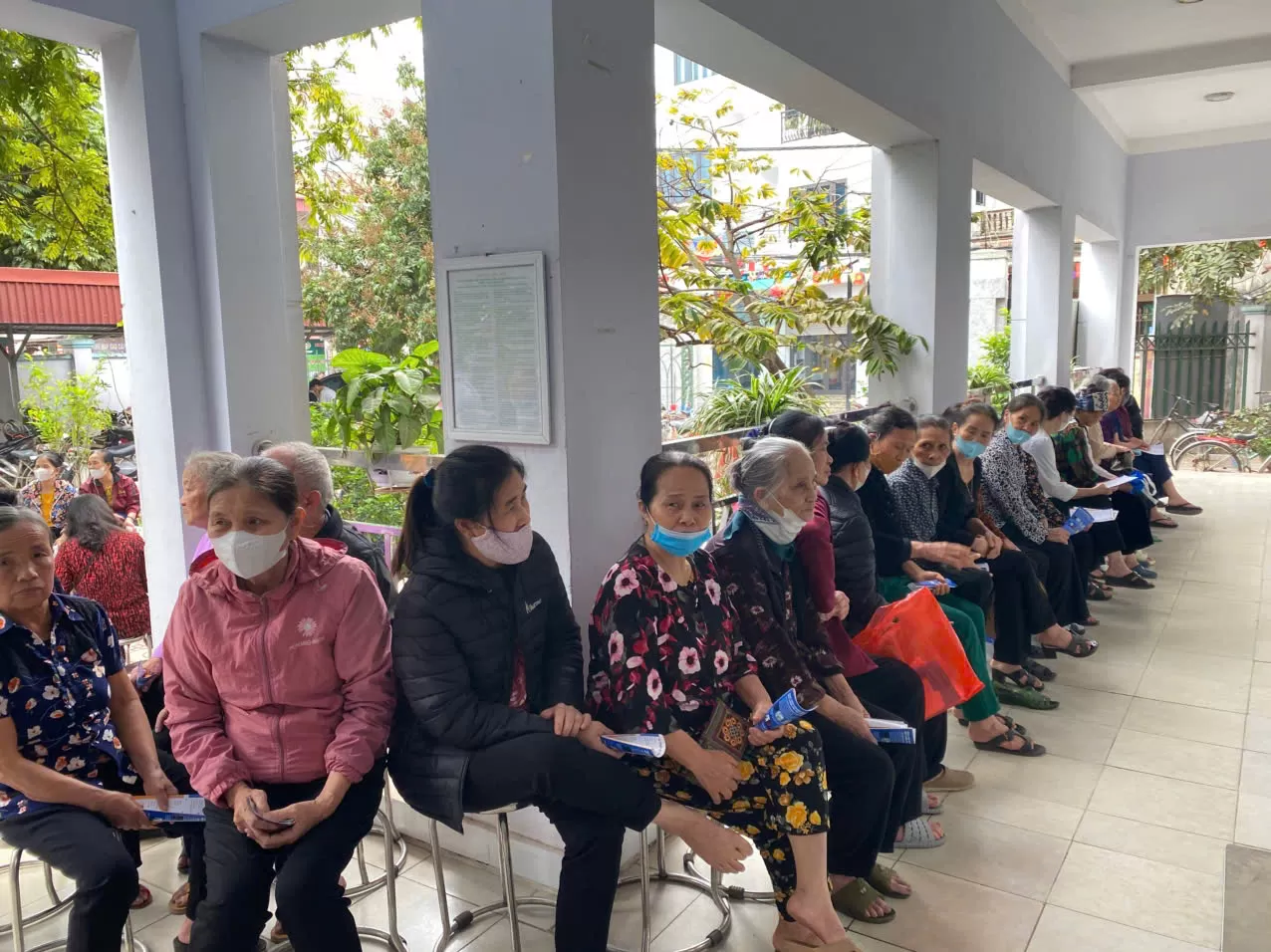 Khám sàng lọc nguy cơ tim mạch, tăng huyết áp, đái tháo đường và các bệnh lý về mắt tại xã Hạ Mỗ, huyện Đan Phượng